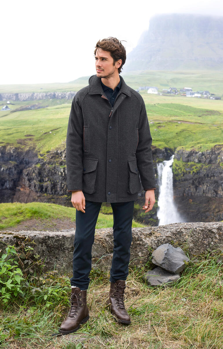 Alan Paine Hunting Coat, Mann schaut in die Ferne im Freien.