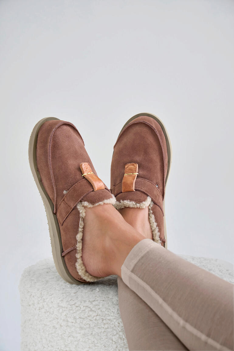 Damen, Rosa Braune Satorisan Soft-Clogs werden getragen, zeigen den gepolsterten Innenraum.