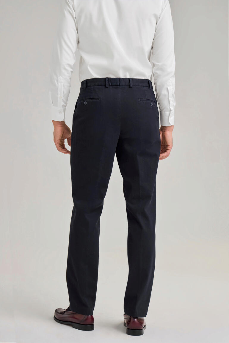Navy Hinteransicht einer schwarzen Hiltl Allwetter-Thermo-Chinohose