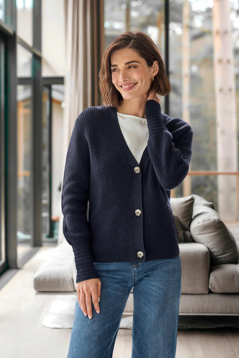 Damen Dame trägt einen Kaschmir-Leinen-Cardigan in Dunkelblau mit Knöpfen.