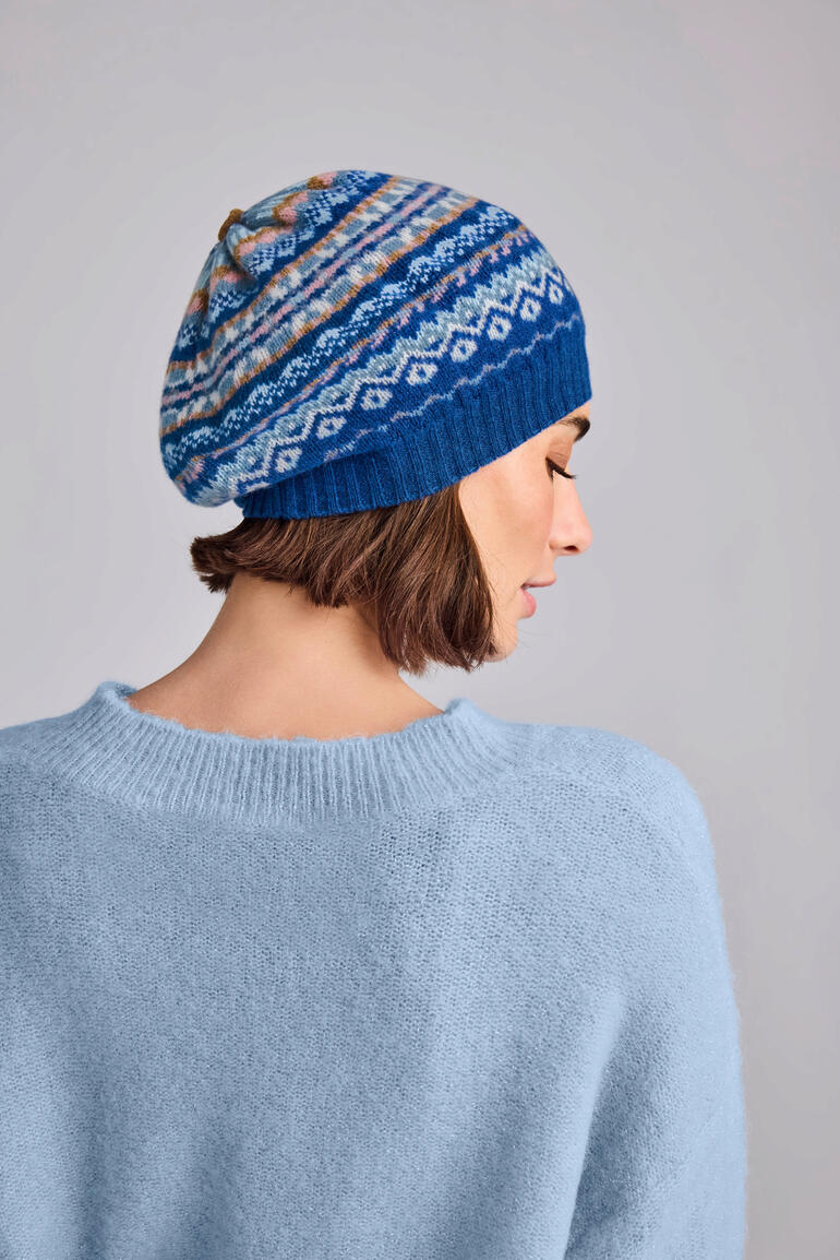 Hellblau Frau mit Fair-Isle-Schottenmütze, mit blauen und braunen Farbtönen.