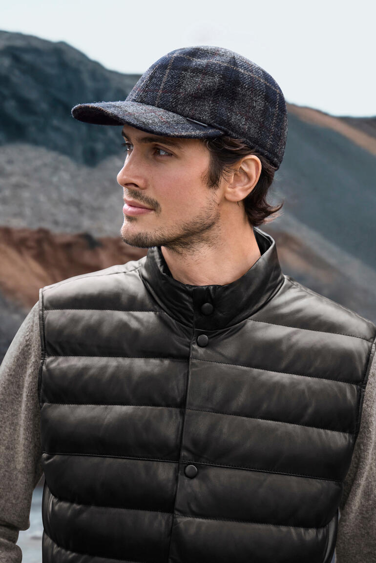 Mann trägt eine Gore-Tex Wollkappe mit Kappe und Fliegermütze