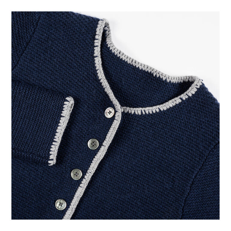 Naheaufnahme des Kragens eines dunkelblauen Kaschmir-Jankers