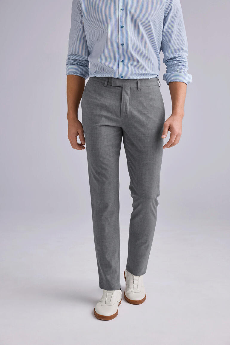 Tropical-Wool-Hose in grau, frontal getragen von einem Mann.