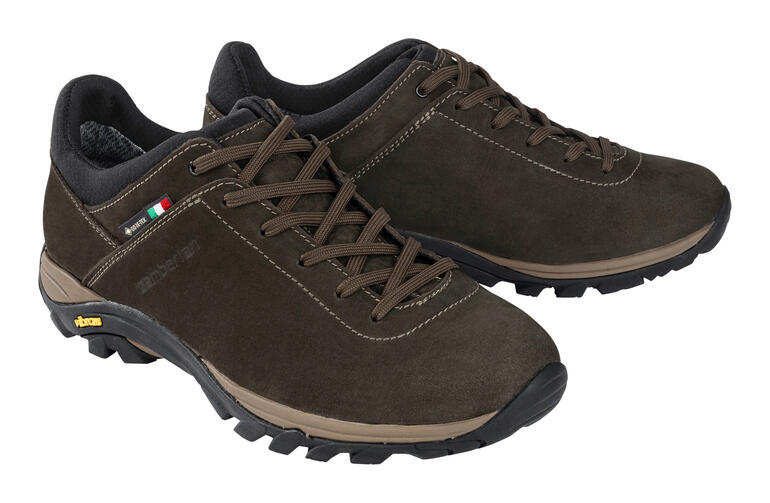Zwei braune Zamberlan Sneaker Commute GTX nebeneinander auf einem weißen Hintergrund.