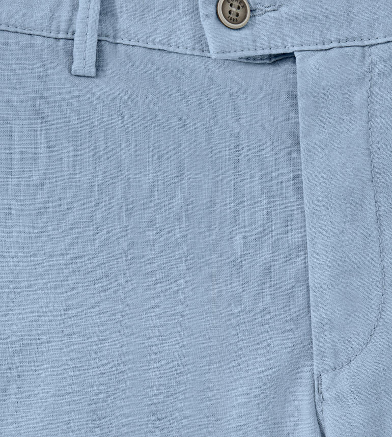 Aqua Detailansicht einer hellblauen Leinen-Bermuda, mit Knopf und Taschen.
