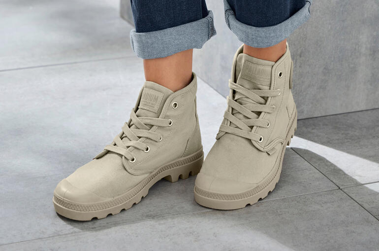 Palladium Canvas-Boots in beige, am Fuß getragen