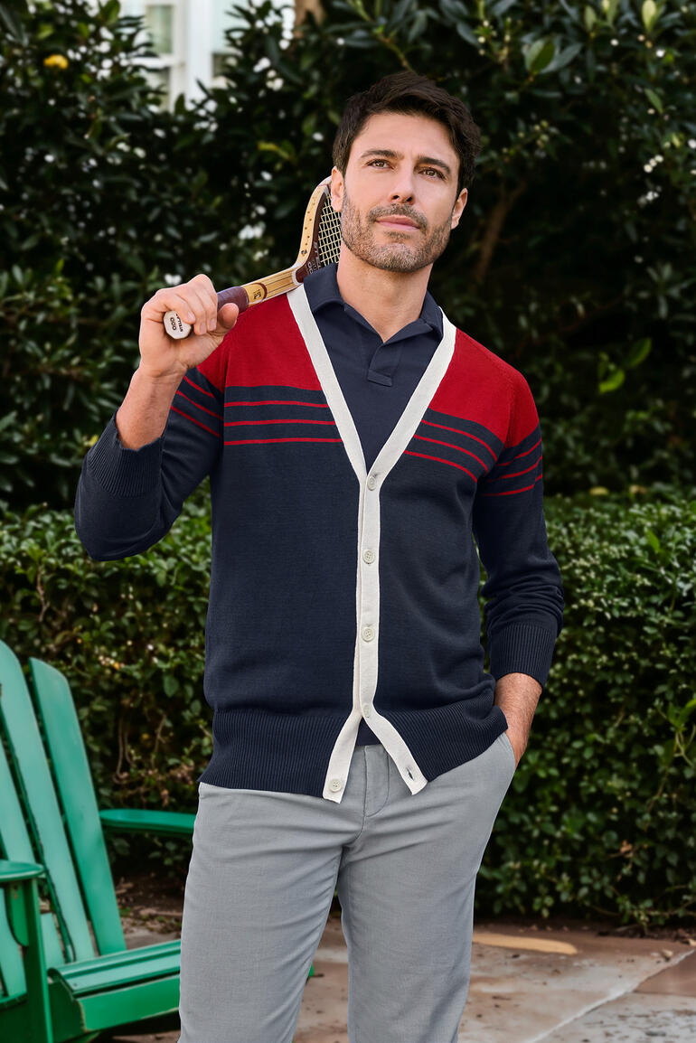 Mann trägt einen maritimen Seiden-Cardigan mit roten und blauen Streifen