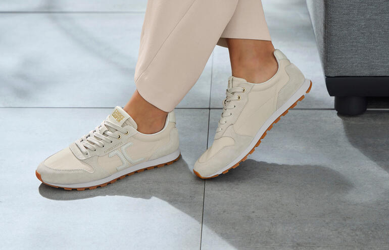 Offwhite Helle Candice Cooper Ultralight-Sneaker an den Füßen eines Models.