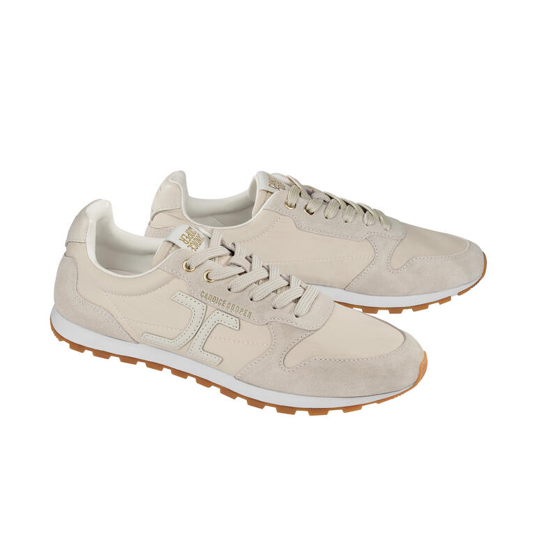 Offwhite Zwei helle Candice Cooper Ultralight-Sneaker nebeneinander.