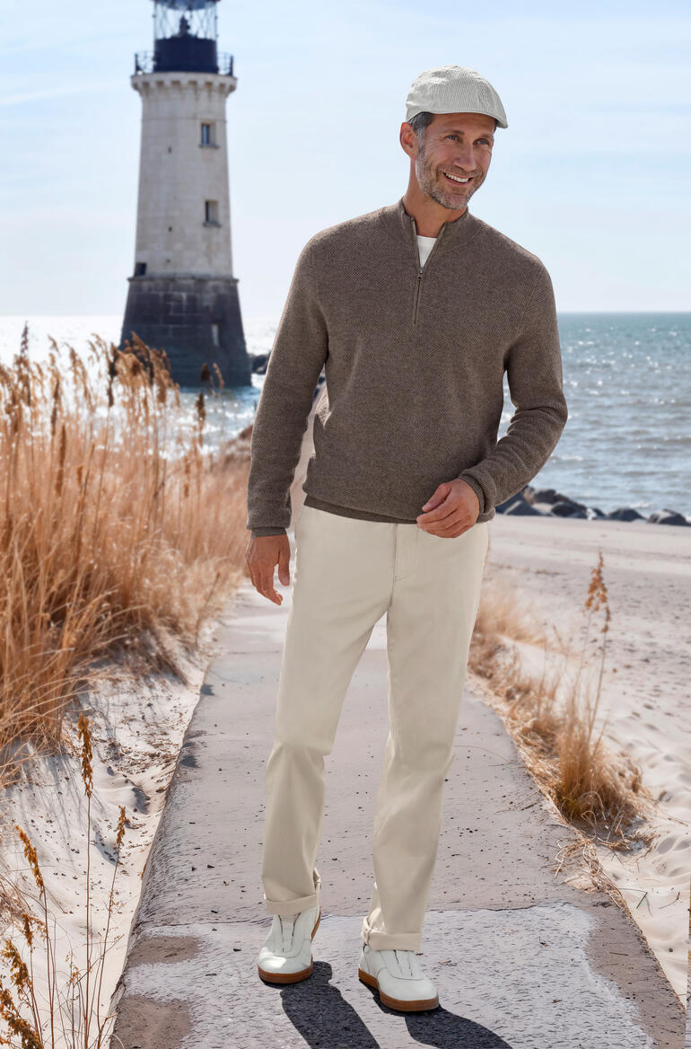 Bailey of Hollywood Seersucker-Schiebermütze Junghans1954 Edel Basic Shirt für Herren, getragen von Mann am Strand mit Kapuze.