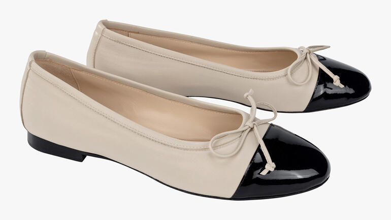 Mario Arpili Ballerinas in Beige mit schwarzer Spitze und Schleife.