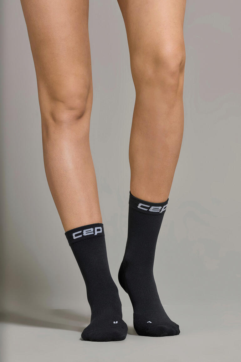 Damen, Schwarz Schwarze Core Sportsocke, sichtbar an einem Fuß, von vorne.