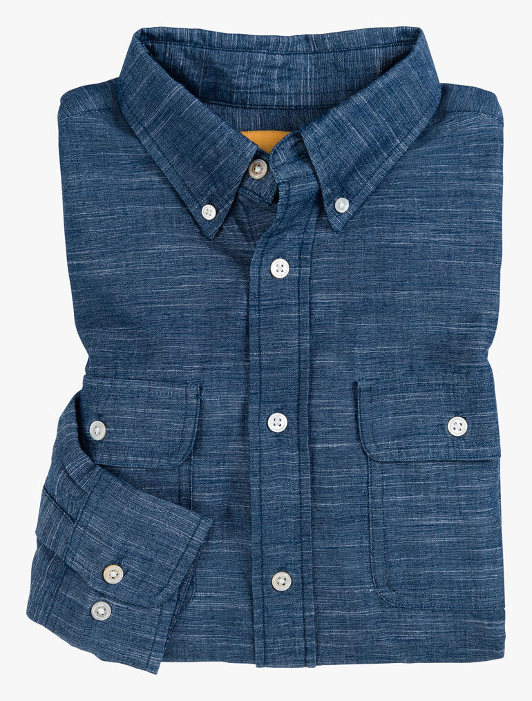 Gefaltetes Indigo-Madras-Hemd in Blau mit Brusttaschen.