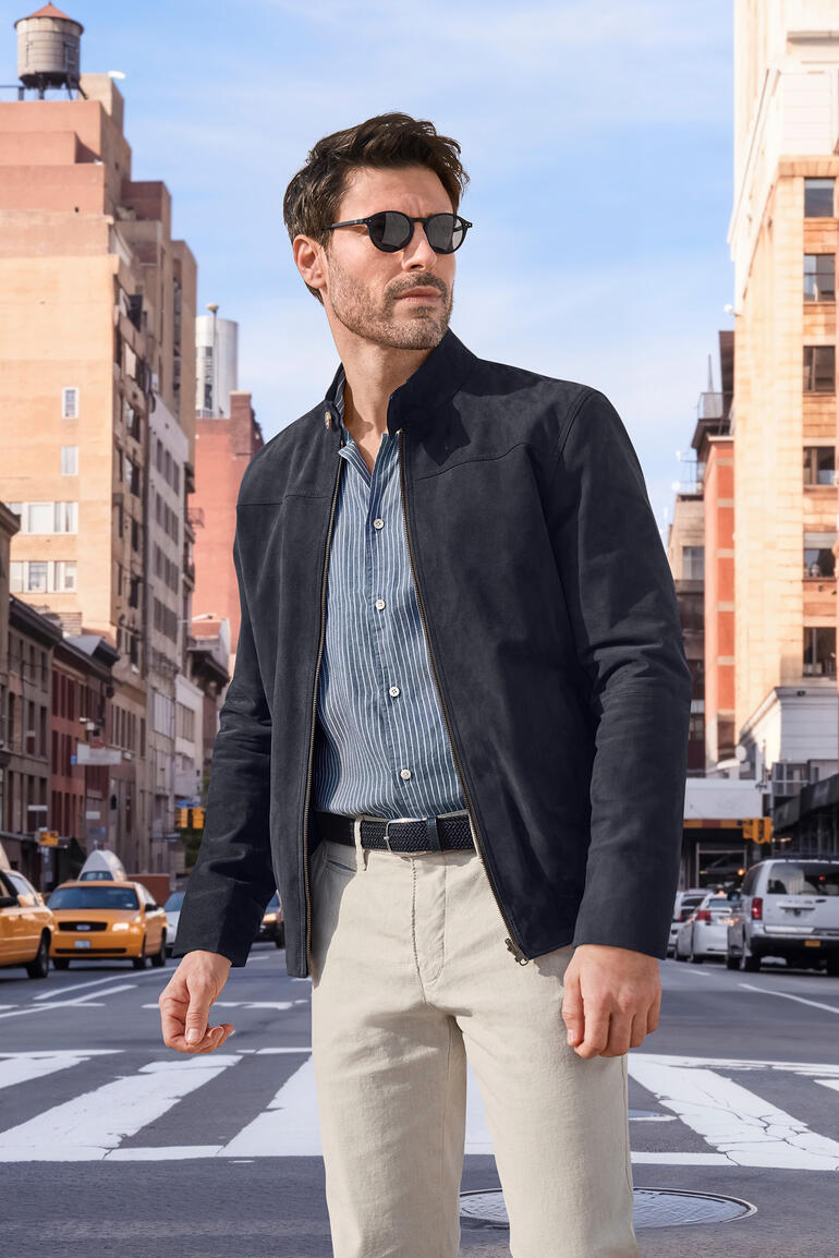 OCONI Leder-Wendejacke Mann in OCONI Leder-Wendejacke auf einer Stadtstraße mit Sonnenbrille