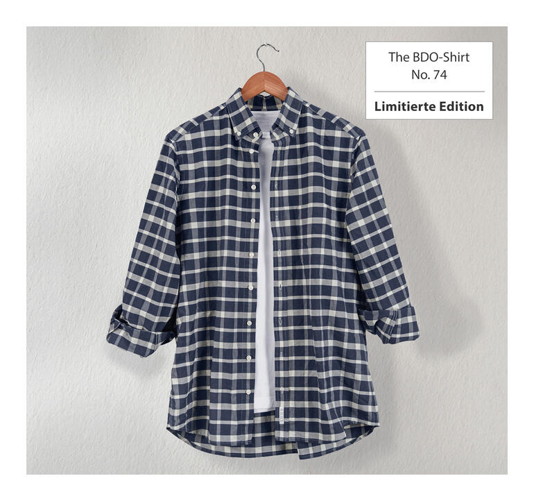 The BDO Shirt, Limited Edition No. 74 Kariertes Hemd in navy und weiß an einem Holzkleiderbügel