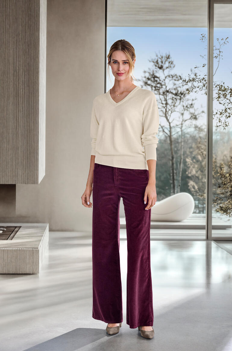 Creme Frau mit weit geschnittener Cordhose in Bordeaux und V-Pullover