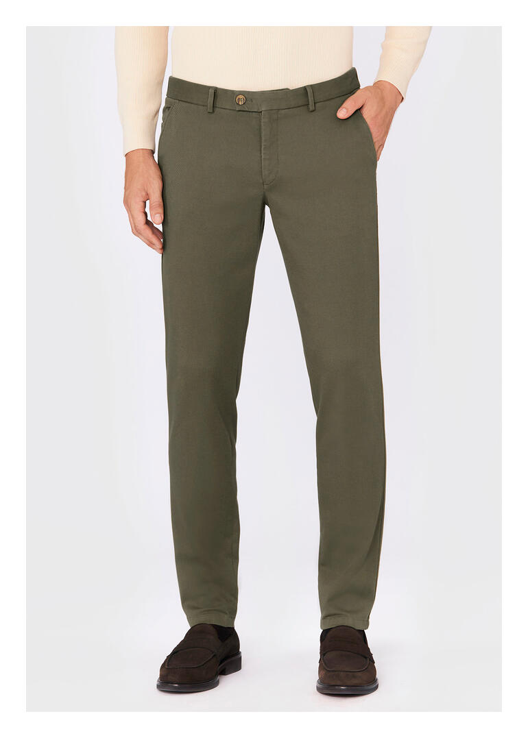 Oliv Hiltl Premium-Chino in Olivgrün, stehend