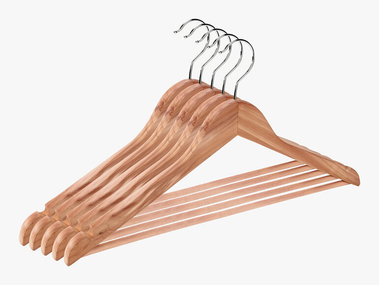 Fünf Zedernholz-Bügel mit Steg im Set, gestapelt auf einem weißen Hintergrund.