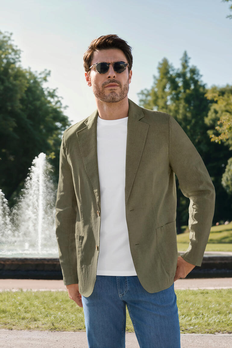 Casual-Hanf-Sakko Herren-Hanf-Sakko, in heller Umgebung präsentiert, mit einer entspannten Pose am See.
