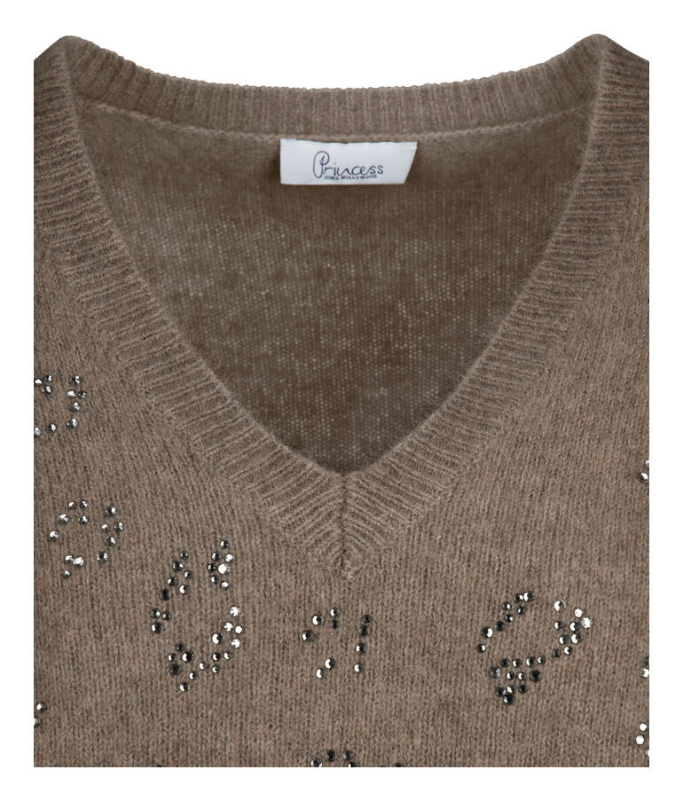 Nahaufnahme des V-Ausschnitts eines braunen Pullovers mit Glitzer.