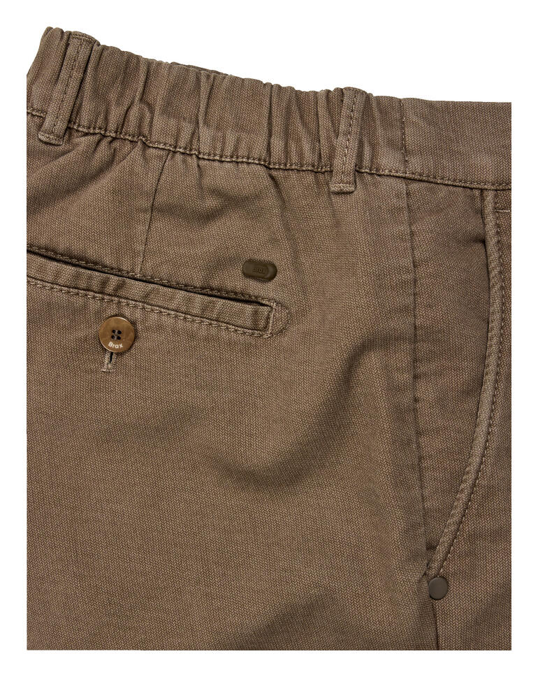 Detailaufnahme der olivfarbenen Winter-Chino mit Gummibund und Knopf.