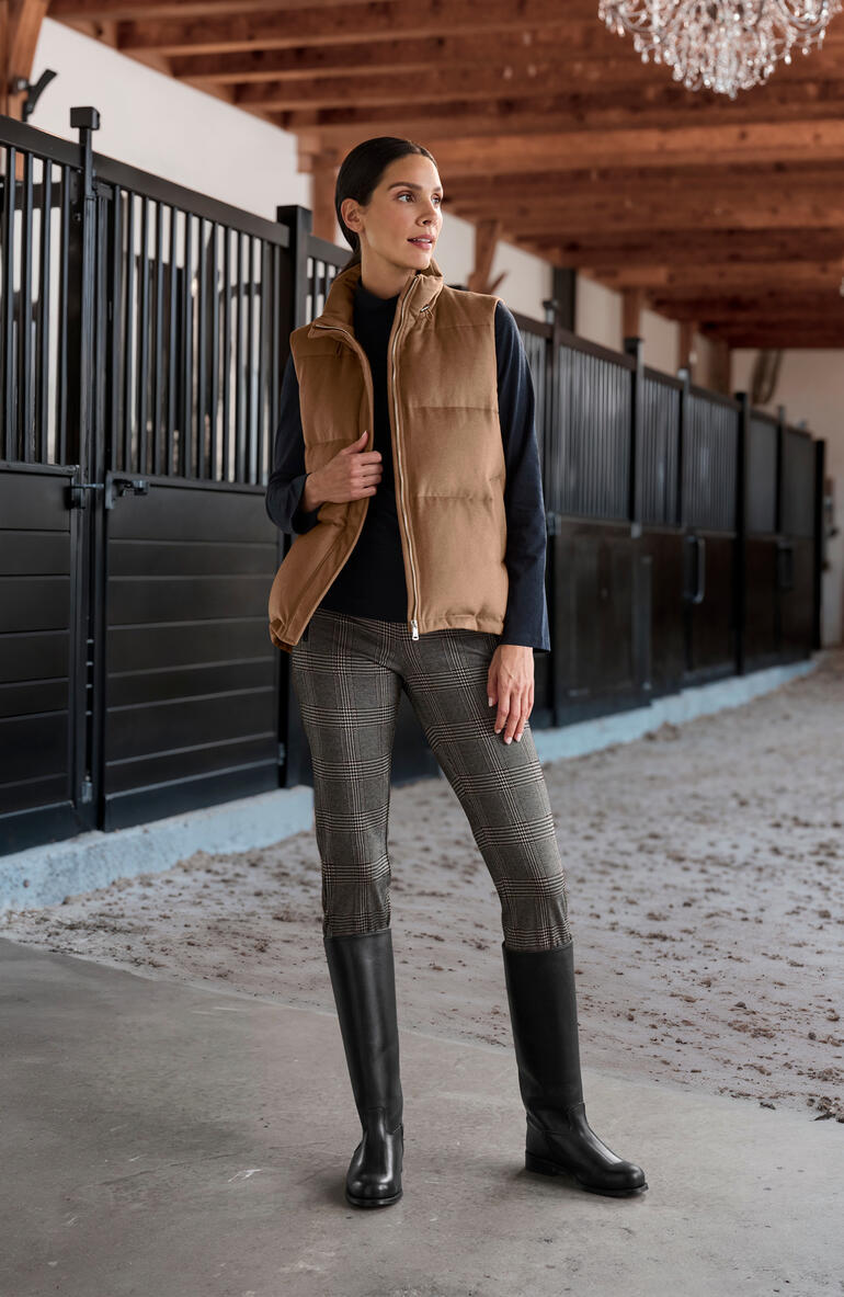 Damen-Wollmix-Daunenweste in camel mit seitlichen Taschen.