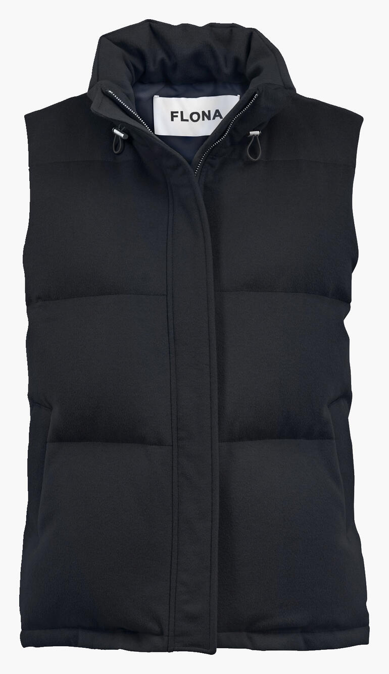 Schwarze Daunenweste ohne Ärmel mit Reißverschluss.