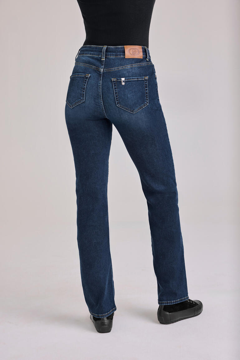 Frau zeigt die Rückansicht in Liu Jo Jeans.