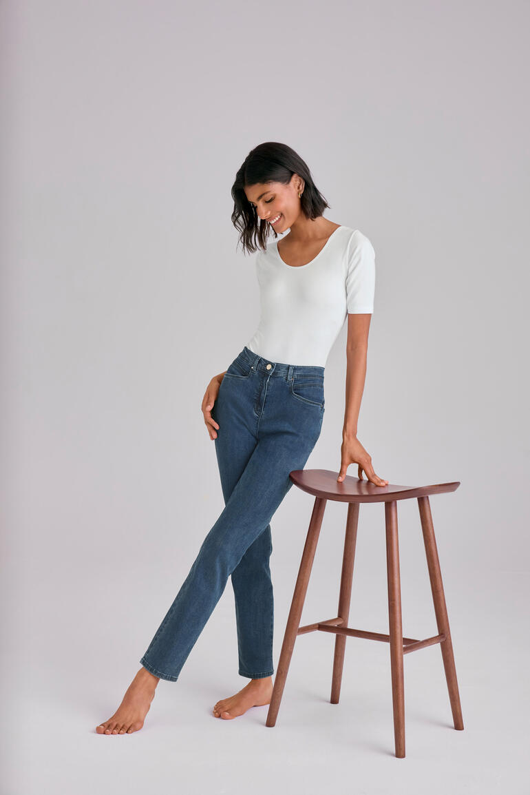 Blau R.b.Brax Beq.Pocket-Jeans in blau, lässig getragen von einer Frau in stehendem Pose.