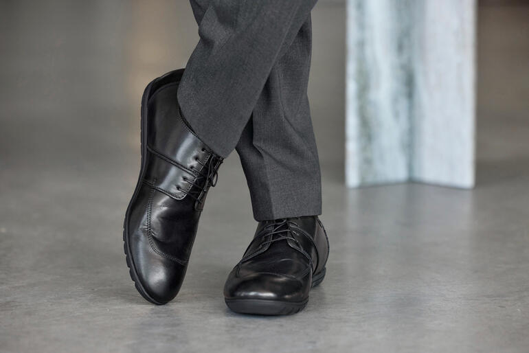 Franz Gustav Komfort-Business-Schuh Franz Gustav Komfort-Business-Schuh in Schwarz, detailaufgenommen an einem Mann.