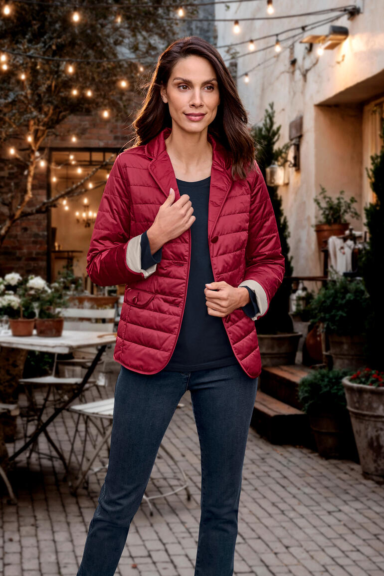 Steppblazer von Steinbock in Rot, getragen mit blauer Hose.