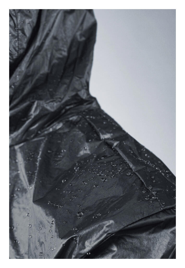 ISAORA Ultraleicht-Regenjacke Schwarze ultraleichte Regenjacke mit Wassertropfen