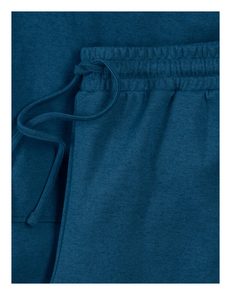Detailaufnahme der tealfarbenen Loungewear-Hose mit Kordelzug.