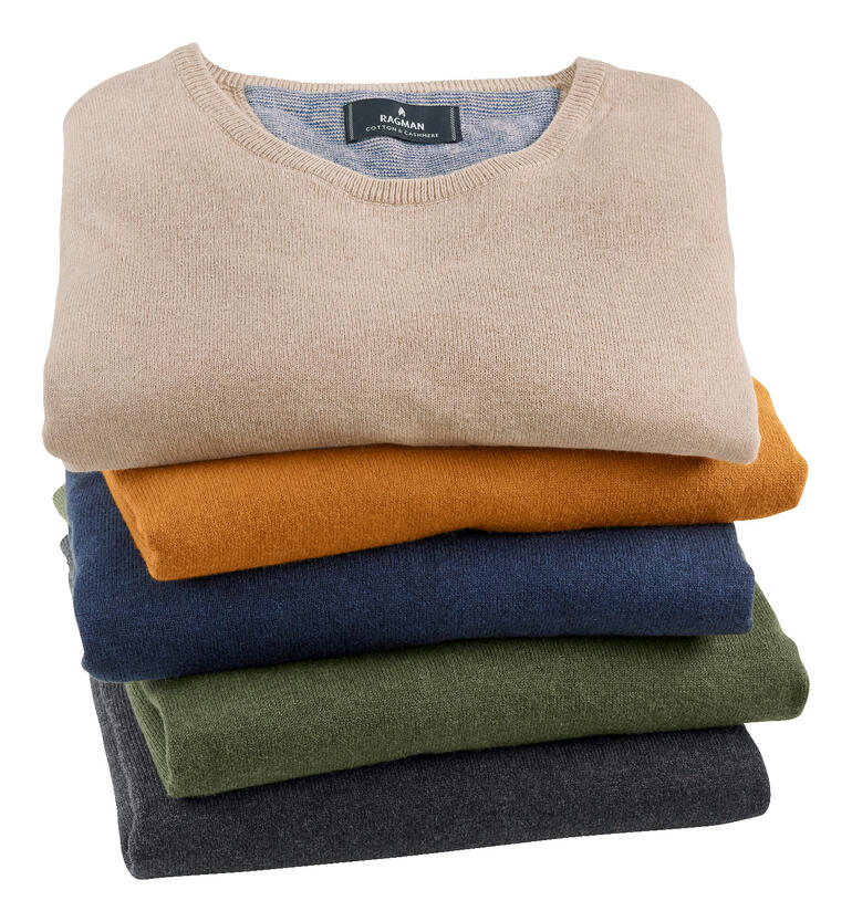 Stapel aus verschiedenen Feinstrick Longsleeves in verschiedenen Farben, Größe 46