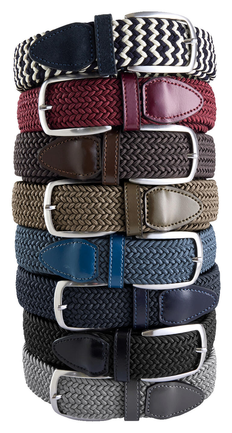 Stapel von elastischen Gürteln in verschiedenen Farben, hauptsächlich Grau, Braun und Blau.