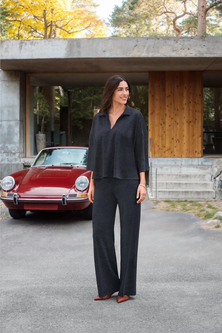 Frau trägt eine elegante LaSalle Punto Milano-Tunika in einer urbanen Umgebung.