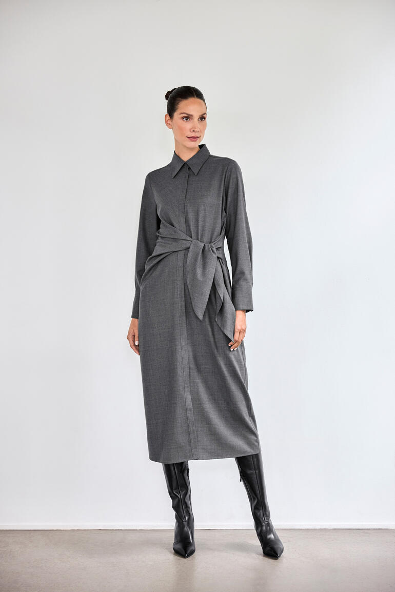 Graues Wollmix-Kleid mit Taillengürtel und langen Ärmeln.