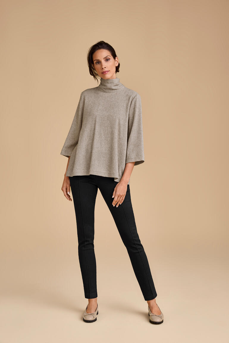 Edles Crinkle-Woll-Blusenshirt in grau mit Stehkragen und ausgestellten Ärmeln.