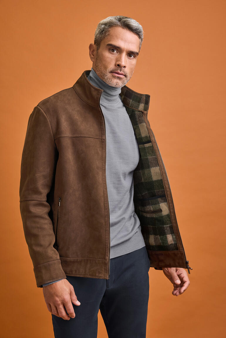 OCONI Thermo-Velourslederjacke OCONI Thermo-Velourslederjacke in Größe 48, offen getragen mit grauem Pullover.