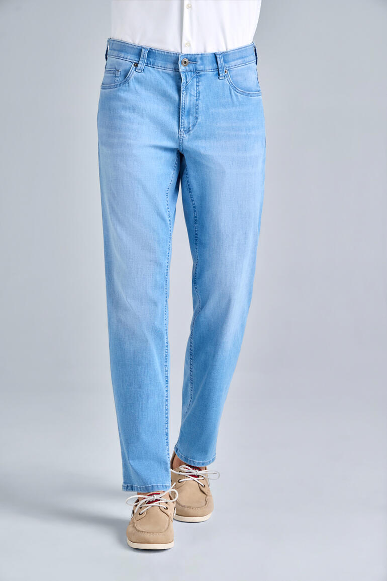Hellblaue Sommer-Jeans mit geradem Schnitt für Herren.