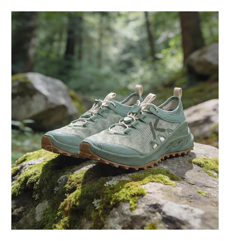 Salbeifarben Hybrid-Sneaker von Keen, seitliche Ansicht.