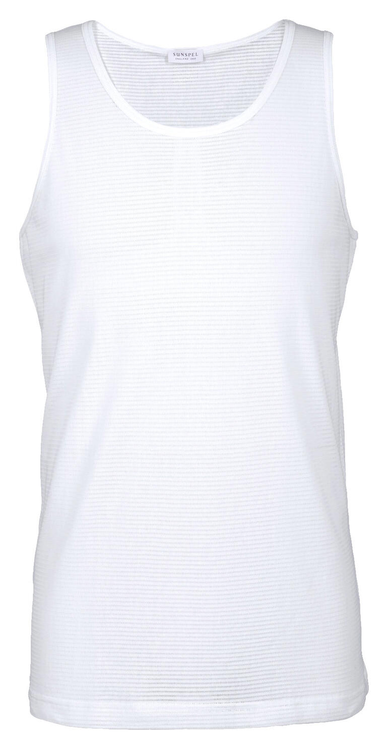 Weißes Mesh Unterhemd ohne Ärmel auf weißem Hintergrund.