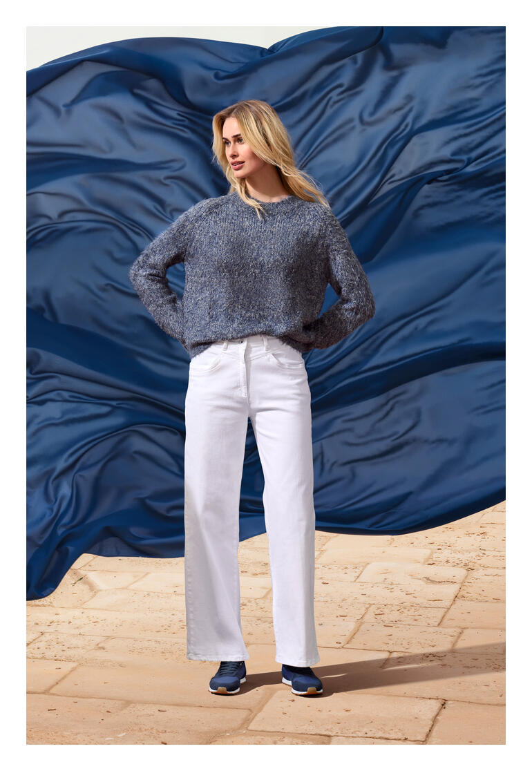 Dunkelgrauer Denim-Seidenpullover in lockerer Passform, getragen von einer Frau.