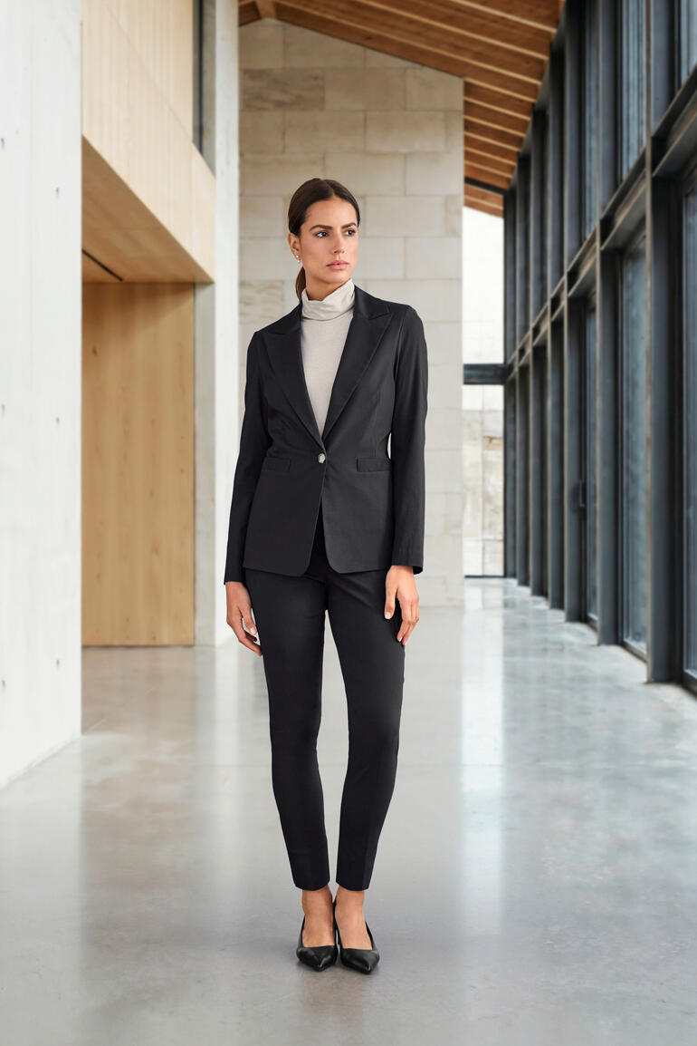 Stylischer Stretch-Blazer in Schwarz von Vicario, Model steht.
