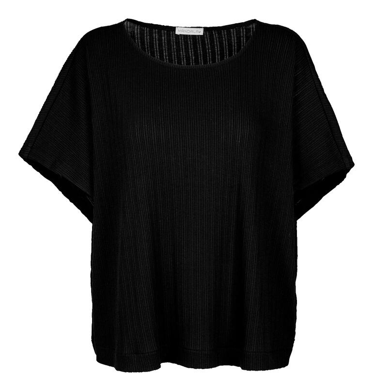 Schwarzes, lockeres Yoga-Shirt mit kurzen Ärmeln.