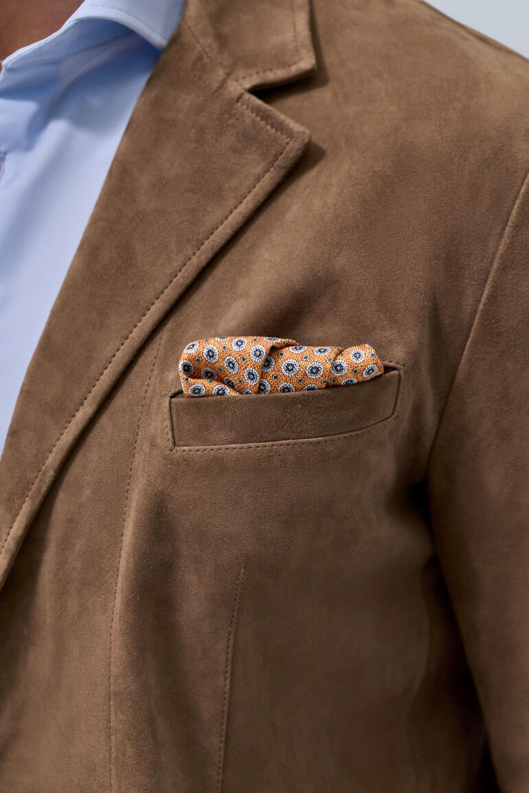 Waschbares Ledersakko in Taupe, Größe 48, mit einem orangefarbenen Taschentuch in der Brusttasche.
