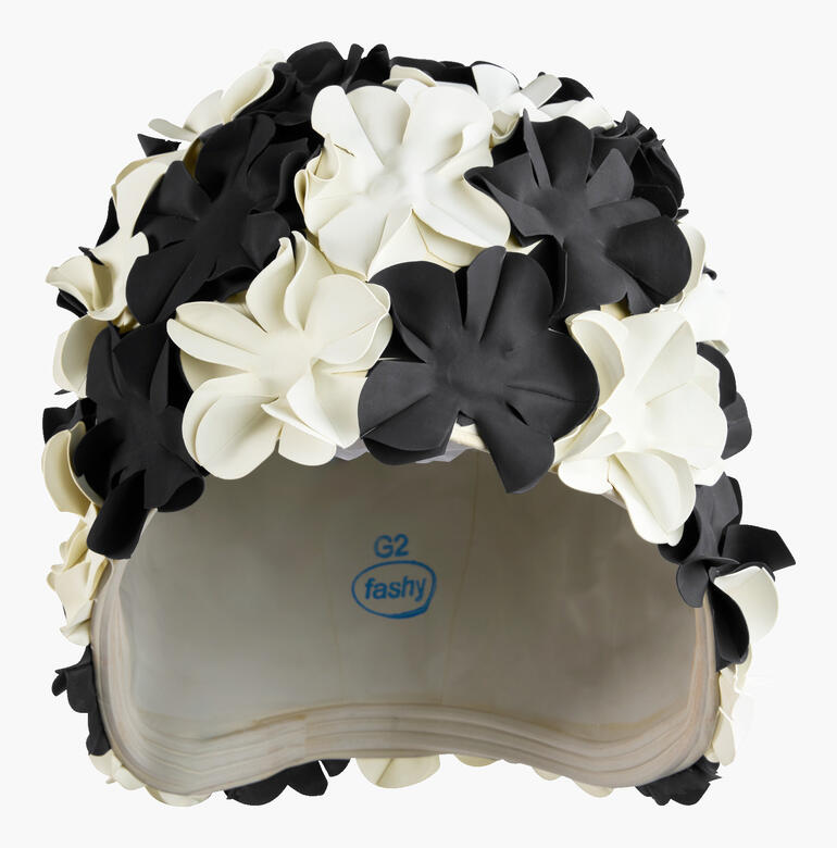 Blüten Badekappe in Schwarz und Weiß, Detailansicht der Blumen.