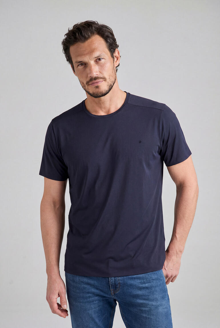 Mann trägt ein navy farbenes T-Shirt, Größe 46, in lässigem Stil.