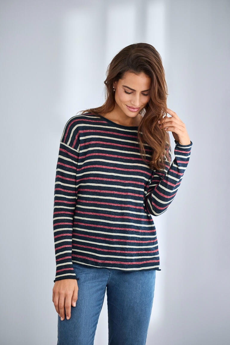 Gestreifter Pulli in Blau, Rot und Weiß mit weitem Schnitt.